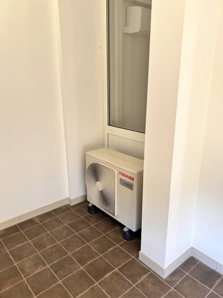 Installation d'une climatisation reversible Toshiba murale dans un appartement a la Seyne sur mer