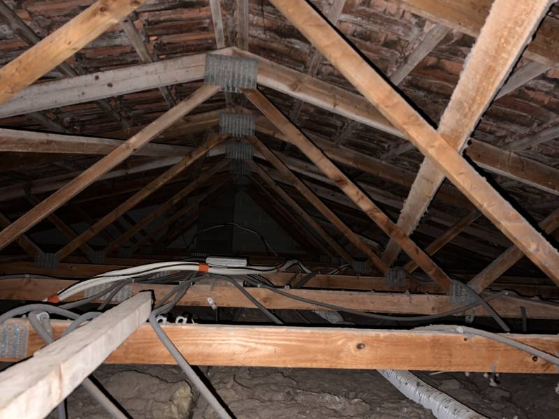 Installation d'une climatisation trisplit Toshiba dans une villa a Sanary avec passage des reseaux dans les combles